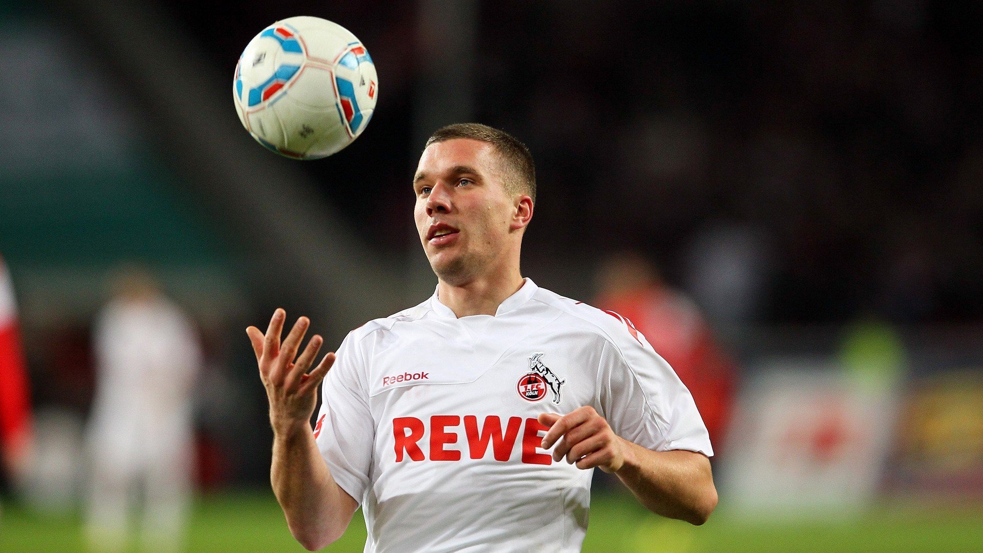 乐鱼体育在线官网-中超转会窗口开启球队布局各显神通，中超球员转会